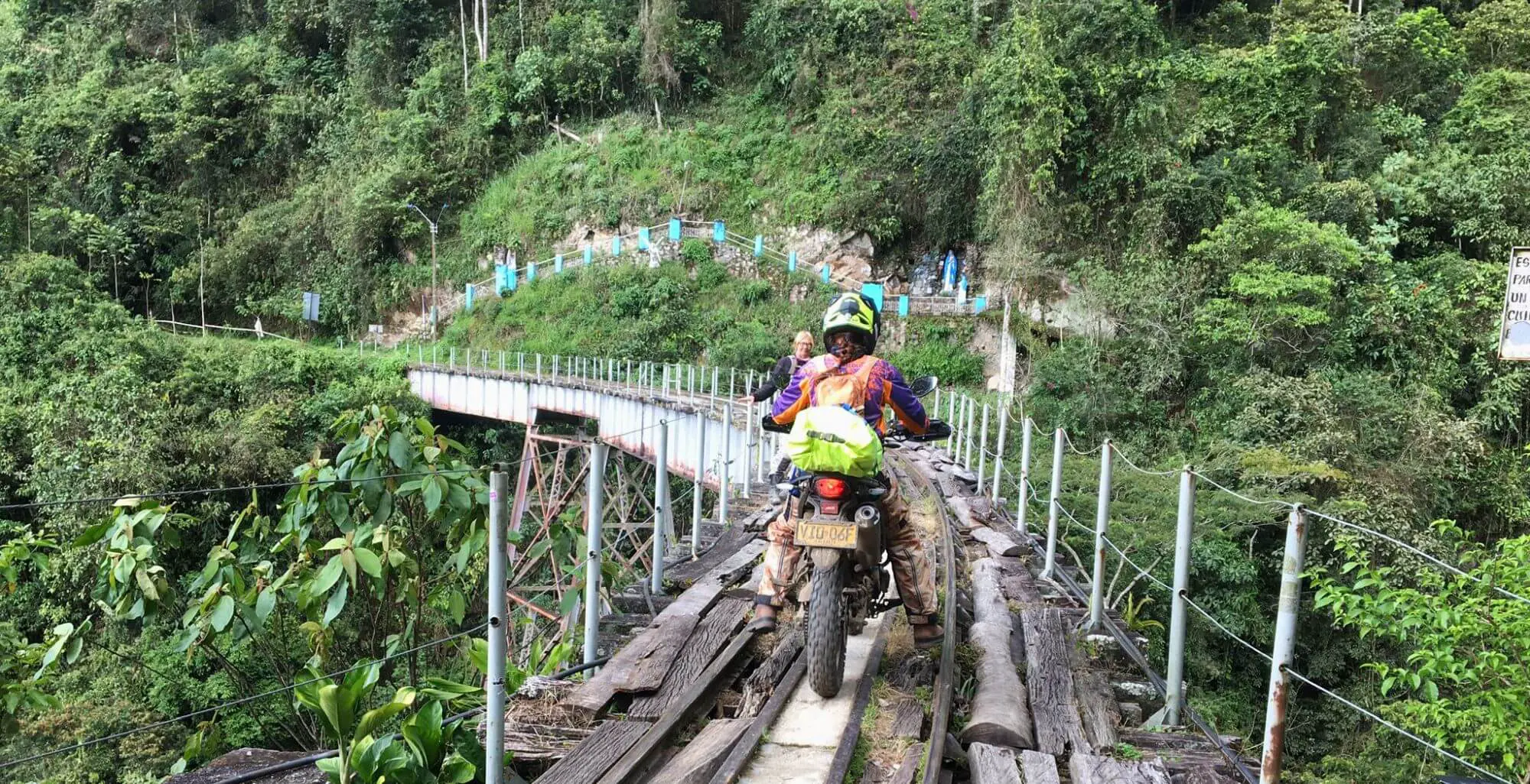 Avontuurlijke motorreis door de bergen