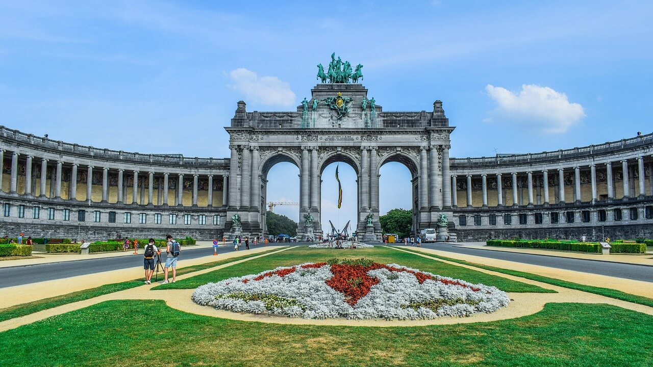Het Jubelpark in Belgie bij zonnige dag