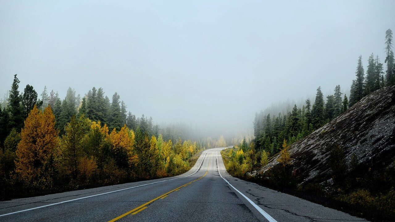 Weg door de mistige bergen van Canada